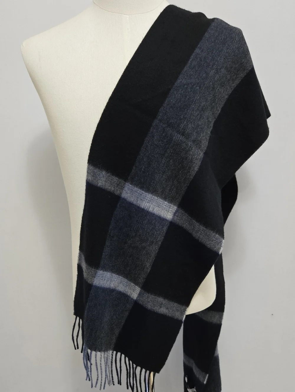 Hickey Freeman Plaid Cashmere and Wool Fringe Scarf Mens Black Gray Blue